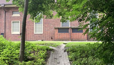Über offene Rinnen wird das Regenwasser von versiegelten Flächen in den zentralen Teich geleitet.