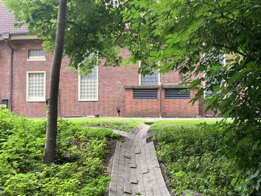Über offene Rinnen wird das Regenwasser von versiegelten Flächen in den zentralen Teich geleitet.