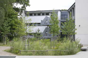Blick auf eine Versickerungsmulde auf dem Schulhof der Stadtteilschule am Hafen