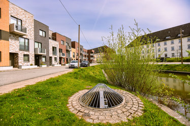 Ein Notüberlauf des Rückhaltebeckens schützt das Wohnviertel vor Überschwemmungen.