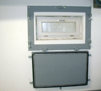 Eine Fensterklappe kann geschlossen werden, für den Fall das Hochwasser angekündigt wird, um den Kellerraum vor dem Eindringen von Wasser zu schützen.