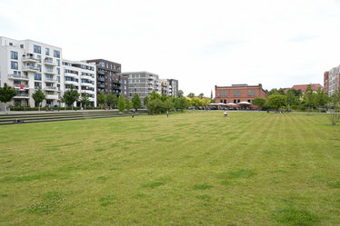 Wenn es nicht regnet, lädt die Parkfläche zum Spielen und verweilen ein