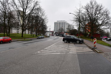Bevor die Luise-Schröder-Straße saniert wurde, war sie eine dreispurige Einbahnstraße und hatte schmale Fußwege