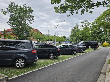 Die Parkplatzflächen sind mit wasserdurchlässigem Gittersystem ausgestattet, sodass Regenwasser versickern kann.