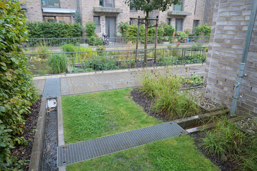 Gitter über den offenen Rinnen schaffen Sicherheit für die Anwohnerinnen und Anwohner und minimieren den Dreckeintrag in das Rückhaltebecken