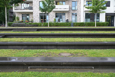 Unter der letzten Stufe befinden sich Auslässe, über die Regenwasser in den Park abgeleitet werden kann