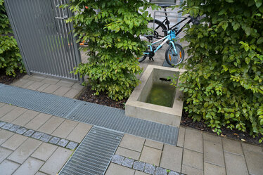 In kleinen Schöpfbecken sammelt sich das Regenwasser