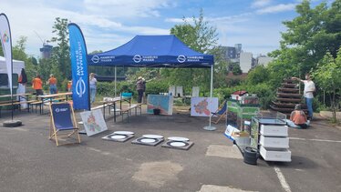 Ein Stand von HAMBURG WASSER mit Karten von Hamburg zu verschiedenen Themen mit Wasserbezug, sowie Experimentiermöglichkeiten