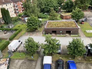 Auf den begrünten Dächern der Fahrradschuppen wird Regenwasser dezentral zurückgehalten.