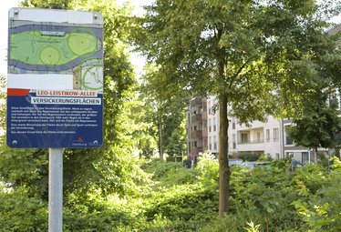 Ein Straßenschild macht auf die Versickerungsflächen und ihre Funktion aufmerksam