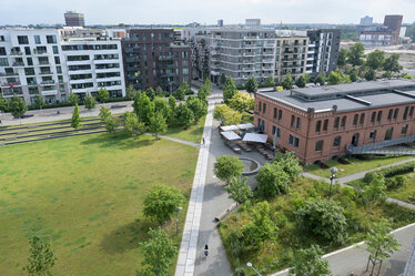 Aus der Vogelperspektive sieht man die Abschrägung des Parkes gut. Direkt neben der Grünwiese steht die denkmalgeschützte, alte Kleiderkasse.