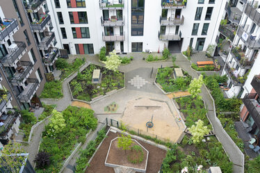 Die Innenhöfe des Quartiers sind intensiv begrünt und bieten einen angenehmen Aufenthaltsort für Jung und Alt.