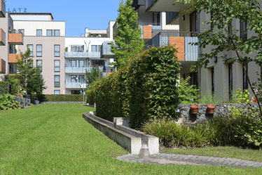 Erhöhte offene Rinnen leiten das Regenwasser aus den Schöpfbecken weiter in flache Rinnen.
