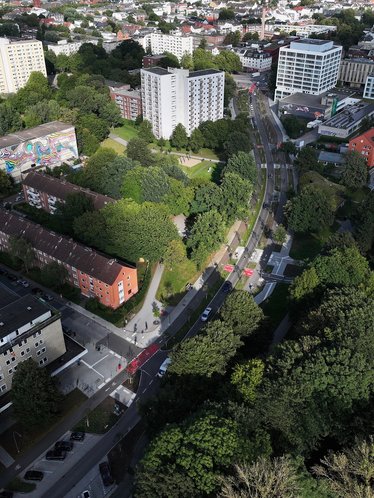 Im Luftbild sieht man schön, wie die neue Luise-Schröder-Straße den Grünzug durch Altona wieder verbindet