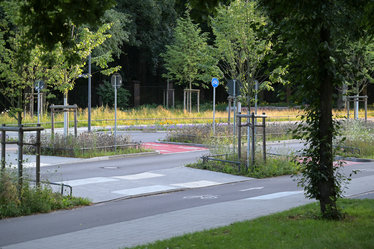 Durch die breiten Grünstreifen wirken die Parkanlagen auf beiden Seiten der Straße wieder miteinander verbunden.