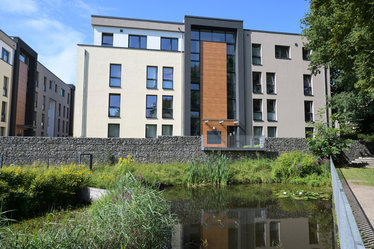 Ein Rückhaltebecken am Rand des Quartiers sorgt für Überschwemmungsschutz und eine erhöhte Aufenthaltsqualität.