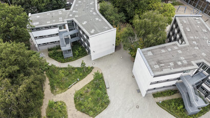 Vogelperspektive auf den neugestalteten Schulhof der Stadtteilschule am Hafen mit Schulwald, entsiegelten Grünflächen und Retentionsmulden